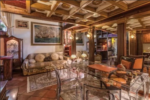 Elegante hall d'ingresso di Co-Host Now a Campagnano di Roma con travi in legno, arredi raffinati e decori classici