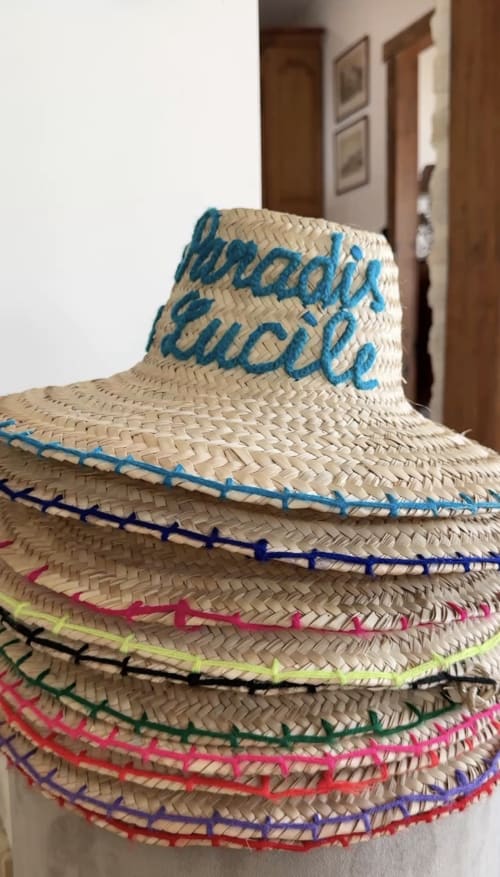 Chapeaux de paille colorés avec broderies empilés au Paradis de Lucile, une charmante maison de campagne à La Roche-Guyon