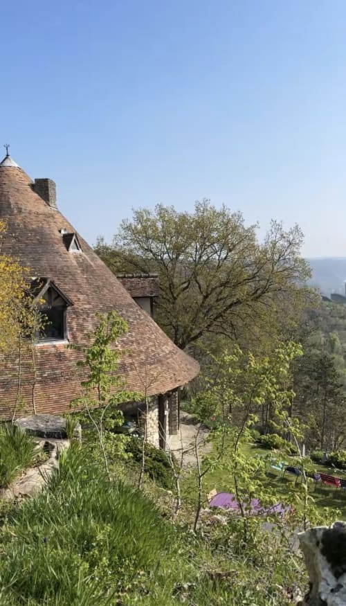 Charmante maison en briques aux toits coniques dominant la vallée de la Seine à La Roche Guyon, entourée de jardins printaniers