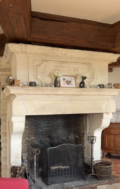 Cheminée crème avec foyer noir, manteau décoratif, poutres en bois, cottage Le Paradis de Lucile, Giverny