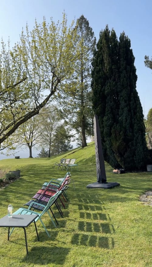 Espace de détente en jardin avec chaises longues et parasol à la location La Roche Guyon près de Giverny