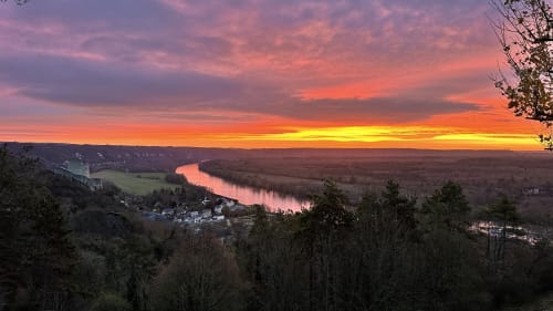 Coucher de soleil sur la vallée de la Seine à La Roche Guyon, France avec un charmant village niché en contrebas