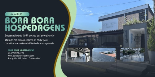 Fachada de hotel com energia solar Bora Bora Hospedagens em Joinville, SC - entrada e placa de identificação