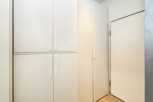 Современный белый шкаф-купе в апартаментах Висконти Дуомо, комната 18C Magnolia Apartments Milan с просторным местом для хранения