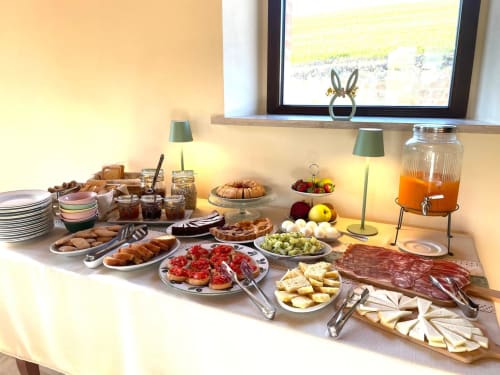 Colazione a buffet all'Agriturismo Marinello di Pienza con pasticcini, salumi, frutta fresca, formaggi e bevande