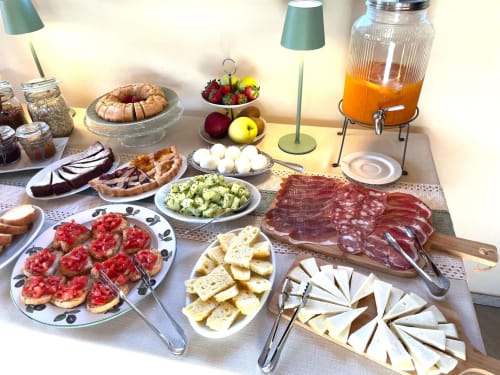 Colazione all'Agriturismo Marinello con salumi, formaggi, frutta fresca, pane e succo a Pienza