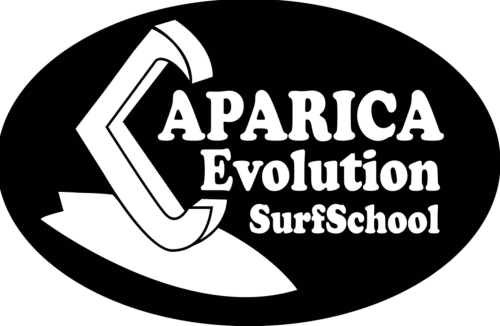 Logotipo da Aparica Evolution SurfSchool - design branco em fundo oval preto para o hostel da Costa da Caparica