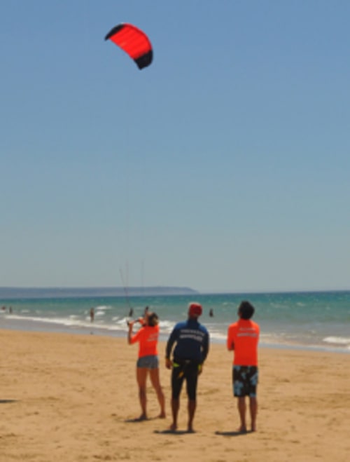 Praticantes de kitesurf na praia próxima ao hostel Vila Alexandra, Costa da Caparica, Portugal