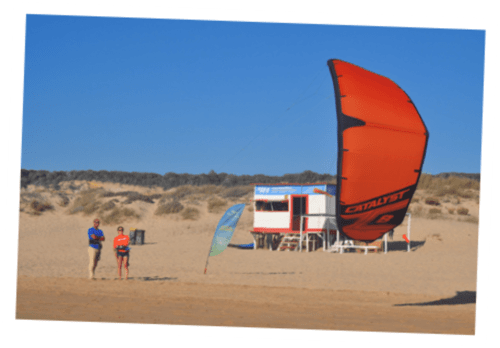 Vela vermelha e cabana de praia do albergue Vila Alexandra, Costa da Caparica, Portugal