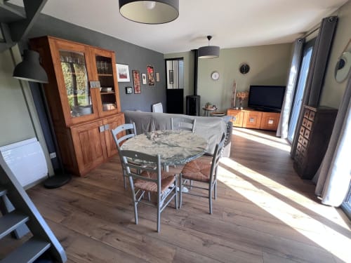 Espace ouvert de salle à manger et séjour du gîte Le Petit Poisson Rouge à Destination Etretat, avec mobilier en bois et marbre