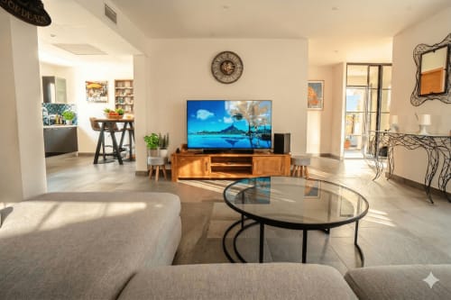 Salon moderne de villa avec téléviseur, canapé et table en verre à Chez Domi, Canet-en-Roussillon