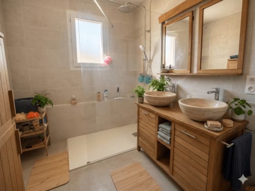 Salle de bain moderne de la villa Chez Domi avec vasques doubles en bois, douche à l'italienne et design côtier chez Conciergerie IB