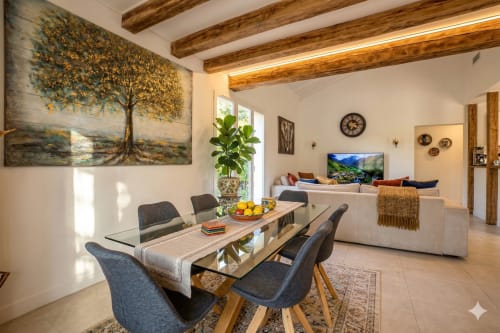 Villa contemporaine - salle à manger avec table vitrée, chaises bleues, poutres bois, séjour avec TV à Chez Mara