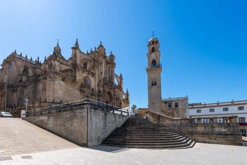 Catedral histórica y campanario en Jerez Centro con plaza de piedra y cielo azul despejado
