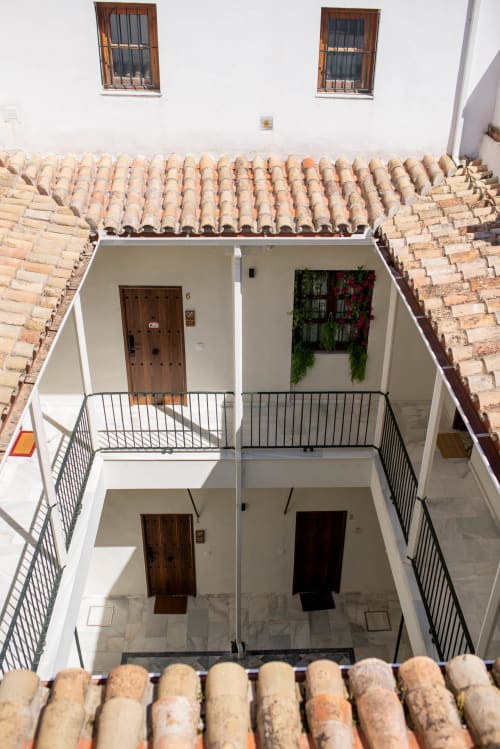Vista aérea del apartamento Wehost Costaluz en Jerez Centro, Puerto Santa María, mostrando patio con techo de tejas y madera