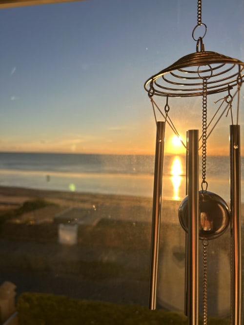 Carillons éoliens suspendus au coucher du soleil surplombant la plage de Barneville-Carteret, La Villa Plein Vent