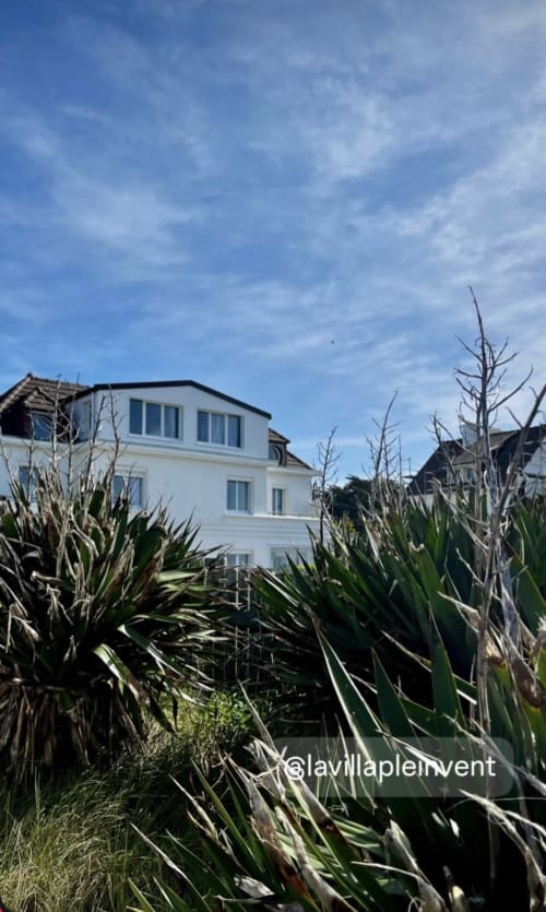 Villa Plein Vent, villa bord de mer à Barneville-Carteret avec façade blanche et végétation des dunes côtières