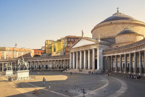 Piazza del Plebiscito a Napoli con basilica, cupola e colonne, vicino Galleria Toledo