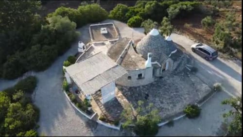 Vista aerea dell'appartamento Ada Trullo presso Pietra & Luce B&B a Ostuni, Italia, con tradizionale trullo in pietra dal tetto conico