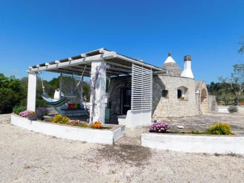 Appartamento Ada Trullo a Pietra & Luce a Ostuni, Italia con pergolato e fiori