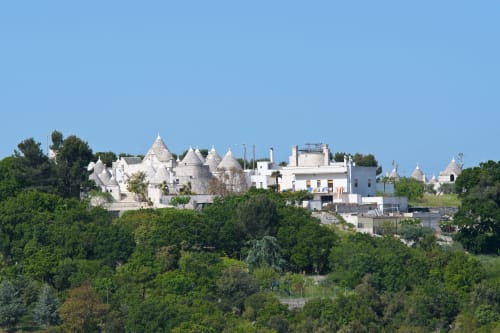Bed and breakfast Pietra & Luce con caratteristiche case trulli bianche su una collina a Ostuni, Italia