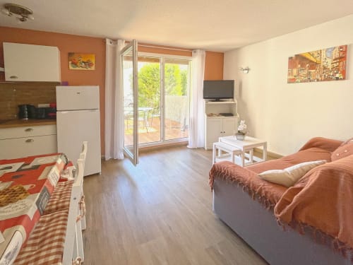 Studio au Vallon des Sources avec canapé-lit, kitchenette, TV et terrasse vue jardin à Digne-les-Bains