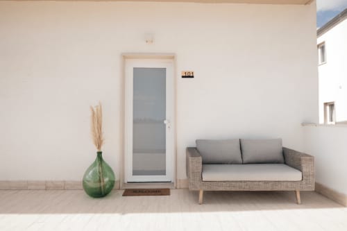 Ingresso moderno della terrazza della Stanza Doppia 101 a Casa del Sole B&B a Foggia, Italia con divano in vimini