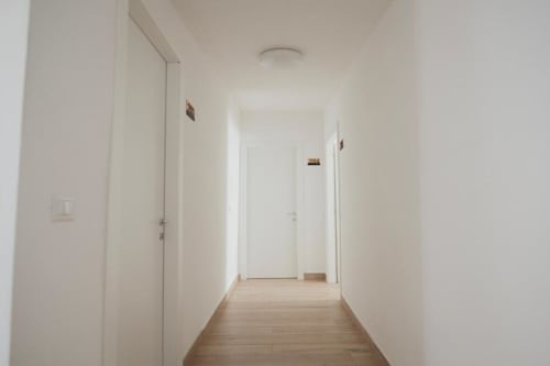 Corridoio pulito con porte bianche a Casa del Sole, bed and breakfast a Foggia, che conduce alla camera Double Deluxe