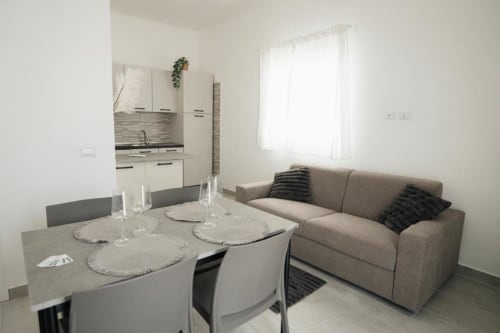 Camera Deluxe Moderna con angolo cottura, tavolo da pranzo e comodo divano presso Casa del Sole B&B a Foggia