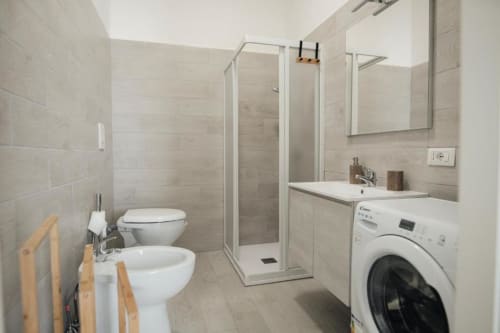Bagno moderno a Casa del Sole Foggia con doccia, wc, bidet, lavandino e lavatrice