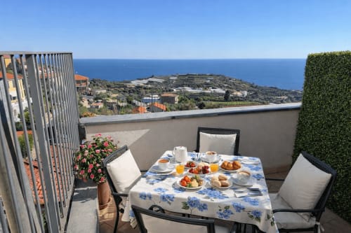 Colazione in terrazza a Il Vecchio Mulino a Terzorio con vista sul mare della costa mediterranea