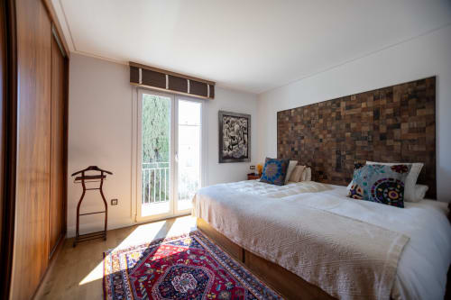 Dormitorio luminoso en BH Marbella con camas gemelas, cabecero de madera, almohadas coloridas y acceso a terraza en Marbella