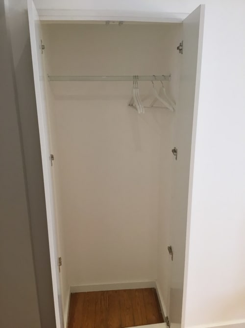 Guarda-roupa vazio com rail de suspensão e ganchos em apartamento Bairro Alto Lisboa