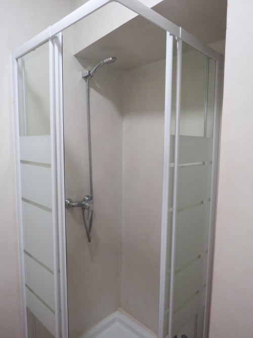 Moderno nicho de duche com moldura branca e portas de vidro em apartamento no Bairro Alto de Lisboa
