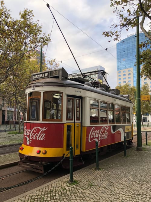 Histórico bonde Coca-Cola número 24 na rua de Lisboa no centro do Bairro Alto