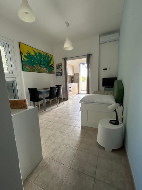 Moderno monolocale a Gela con vista sul mare, dotato di letto, zona living, TV e aria condizionata