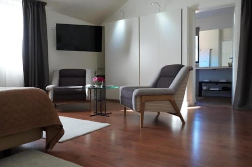 Quarto Triplo Deluxe na Quinta de Anterronde com sala de estar, TV de ecrã plano e soalho em madeira em Arouca.