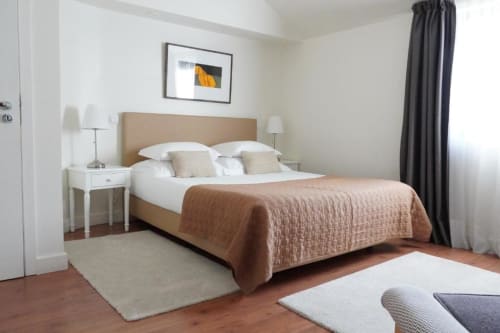 Quarto Triplo Deluxe na Quinta de Anterronde em Arouca com cama queen, vista para o jardim e comodidades modernas