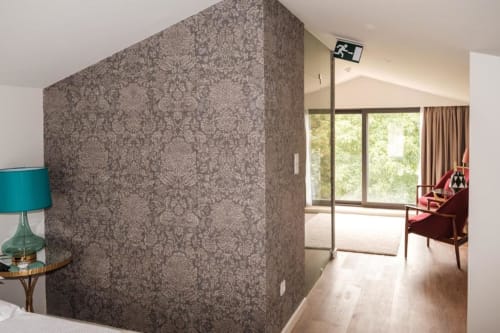 Corredor da Suíte Junior na Quinta de Anterronde com papel de parede damasco, piso de madeira e portas com vista para o jardim em Arouca