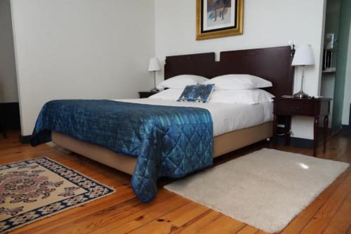 Quarto Triplo Deluxe na Quinta de Anterronde com cama queen, roupa de cama branca, edredom azul, cabeceira em madeira escura, luminárias de cabeceira, e