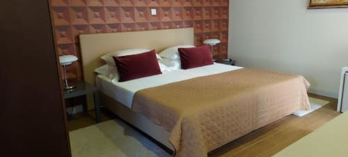 Quarto Triplo Superior da Quinta de Anterronde com cama queen, almofadas bordô e vista para o jardim em Arouca