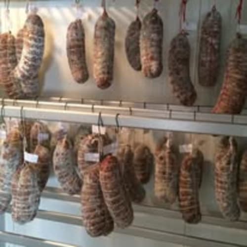 Prodotti a base di carne stagionata appesi nella cucina dell'agriturismo di Villa Mocenigo, Mirano Italia