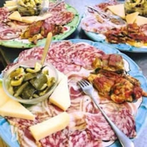 Taglieri di salumi e formaggi con verdure sott'olio presso l'Agriturismo Villa Mocenigo, Mirano