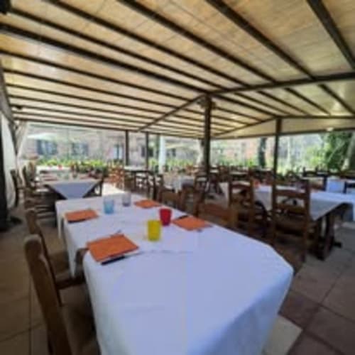 Terrazza esterna con tavoli bianchi e pergolato dell'Agriturismo Villa Mocenigo a Mirano