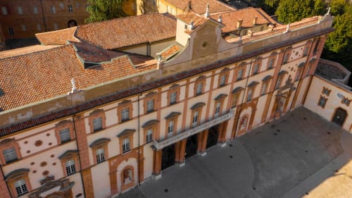 L'edificio con tetto in cotto di Hotel Il Mulino a Villalunga presenta architettura rinascimentale ornata e una corte con portici