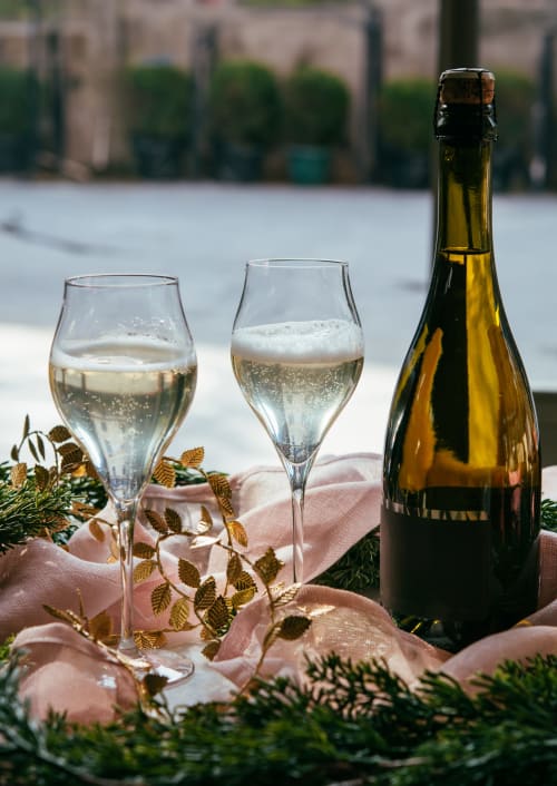 Sparkling prosecco and champagne glasses at Agriturismo Colle Mura, Gualdo Tadino, with elegant pink linens and festive