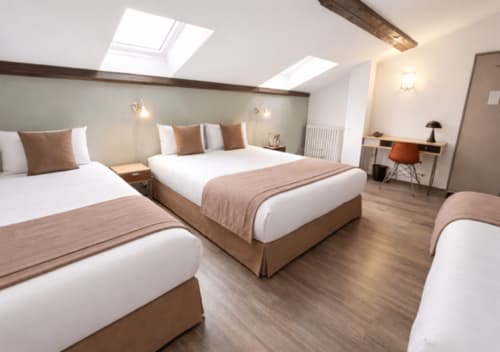 Spacieuse chambre familiale à l'Hôtel Des Cèdres à Orléans avec trois lits, puits de lumière, poutres apparentes et équipements modernes