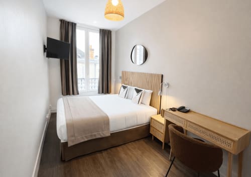 Modernes Hotelzimmer im Hôtel Des Cèdres in Orleans mit Queensize-Bett, Holzschreibtisch, Balkon mit Stadtblick und Wandfernseher