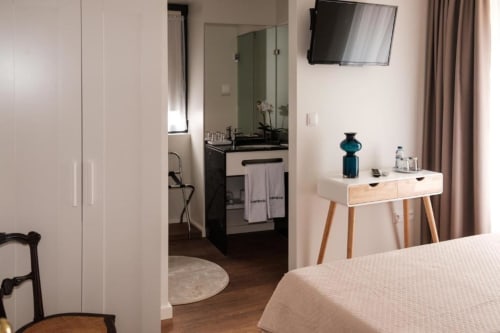 Quarto Standard da Suite Moderna em Quinta de Anterronde com vista para o jardim, TV de ecrã plano, secretária e casa de banho privativa