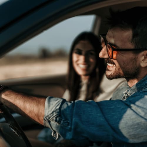 Homme conduisant une voiture avec une passagère près de Vista Del Mar à Sainte-Anne, Guadeloupe
